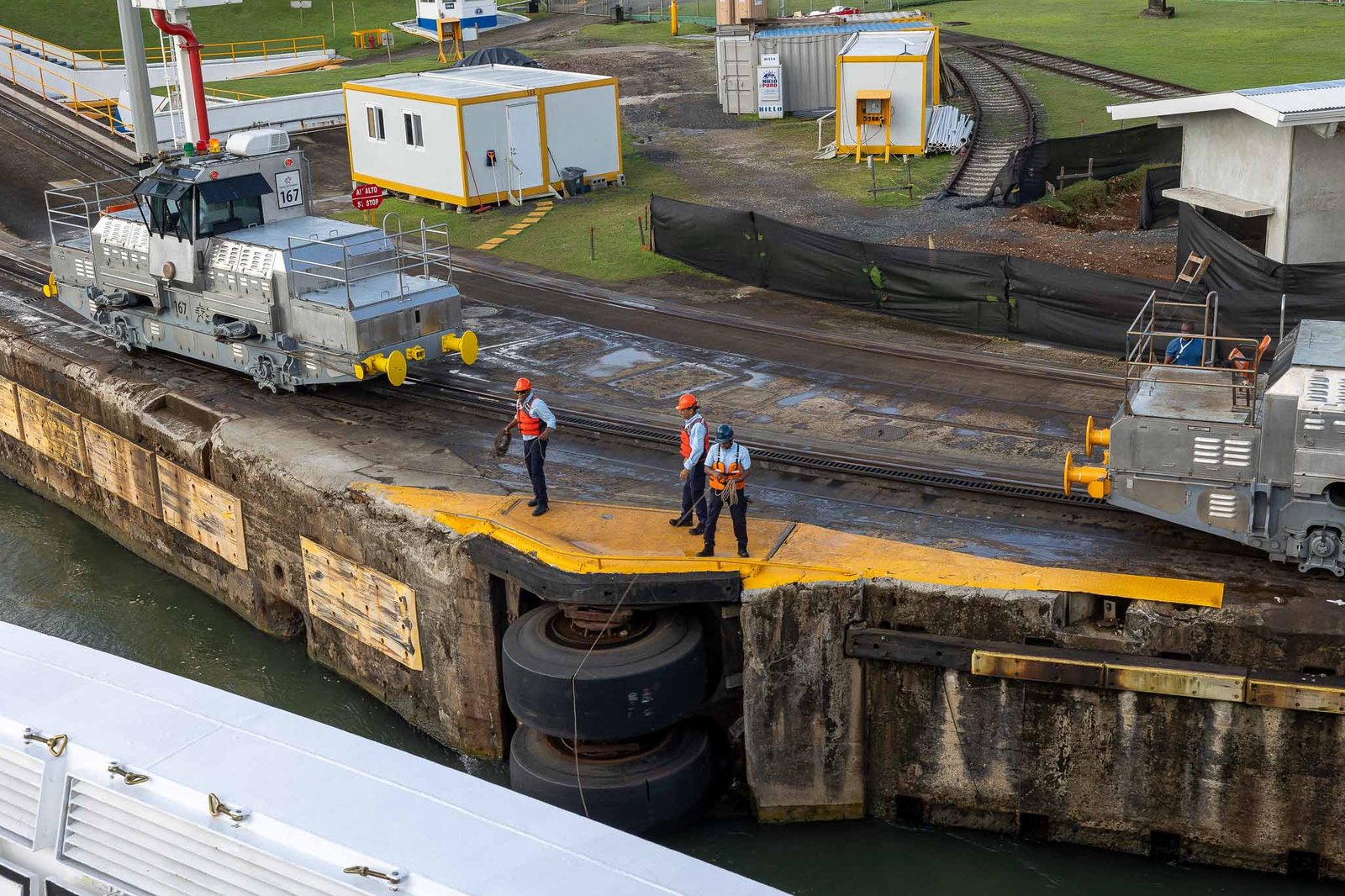 Our ship is being attached to 4 engines, two on either side of the front and 2 on the back and they will guide su through the locks, propelling us forward and keeping us in place as the water fills.