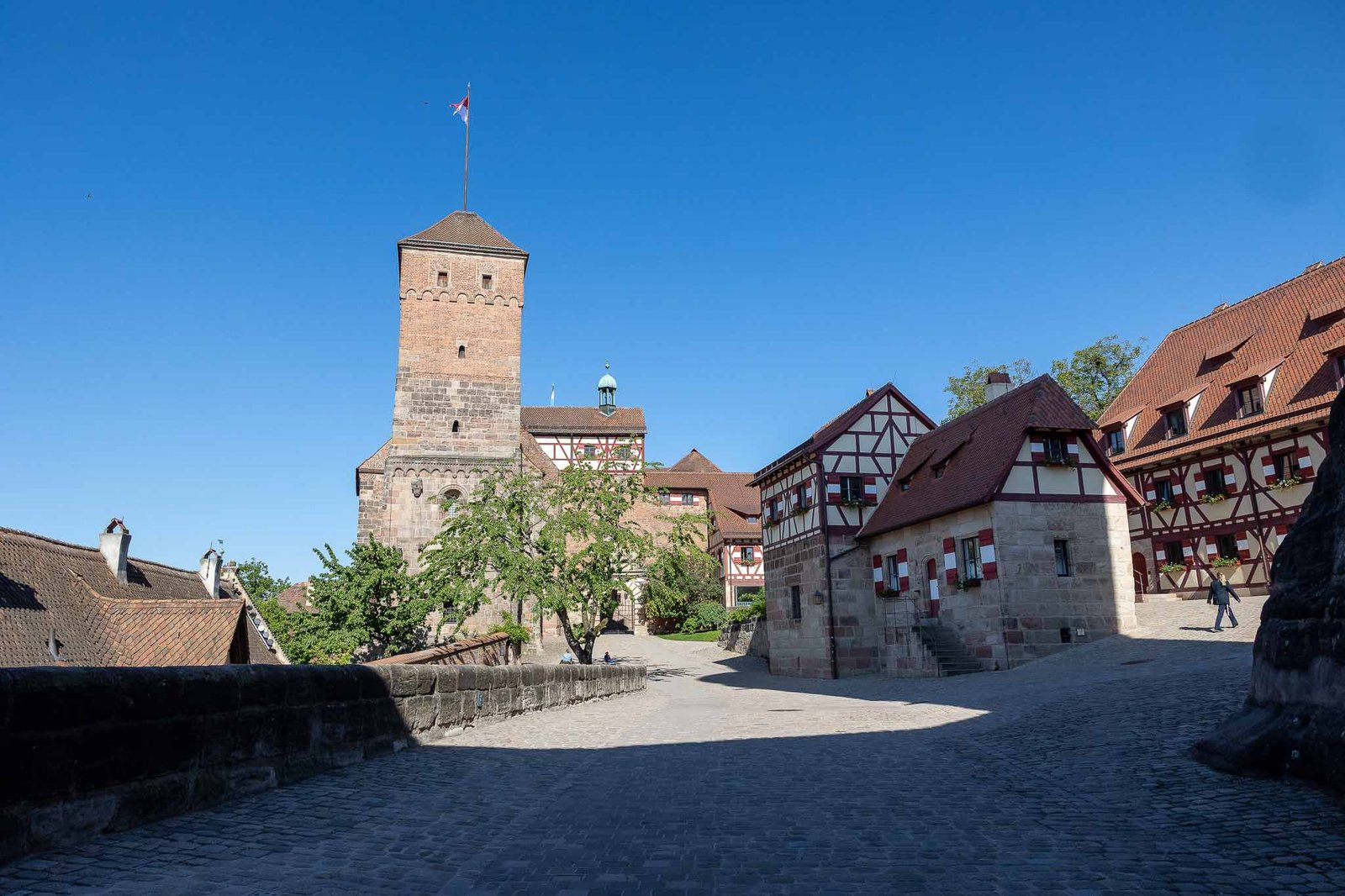 Courtyard of the castle with a well house in the middle.