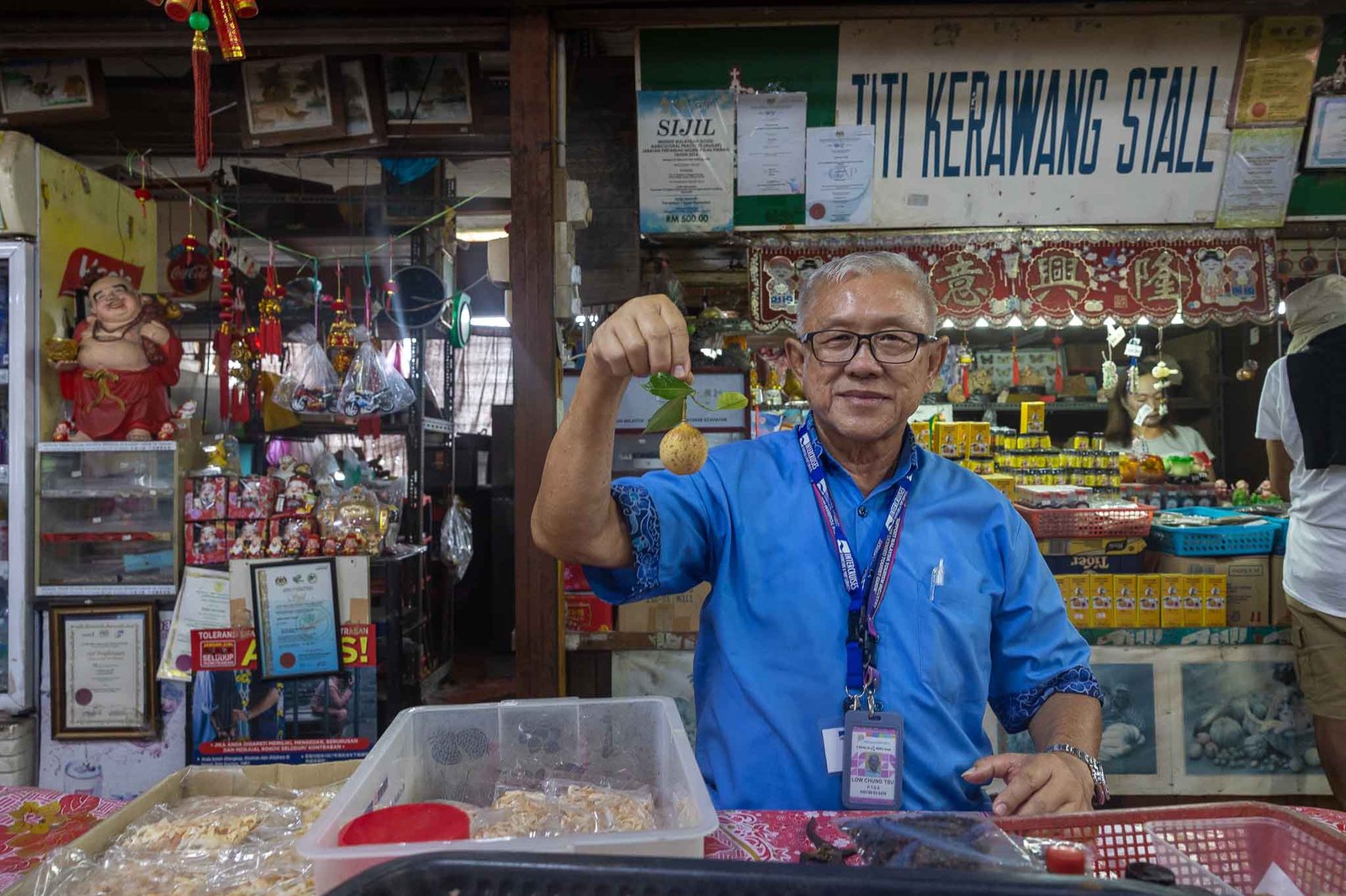Our guide with a fresh nutmeg
