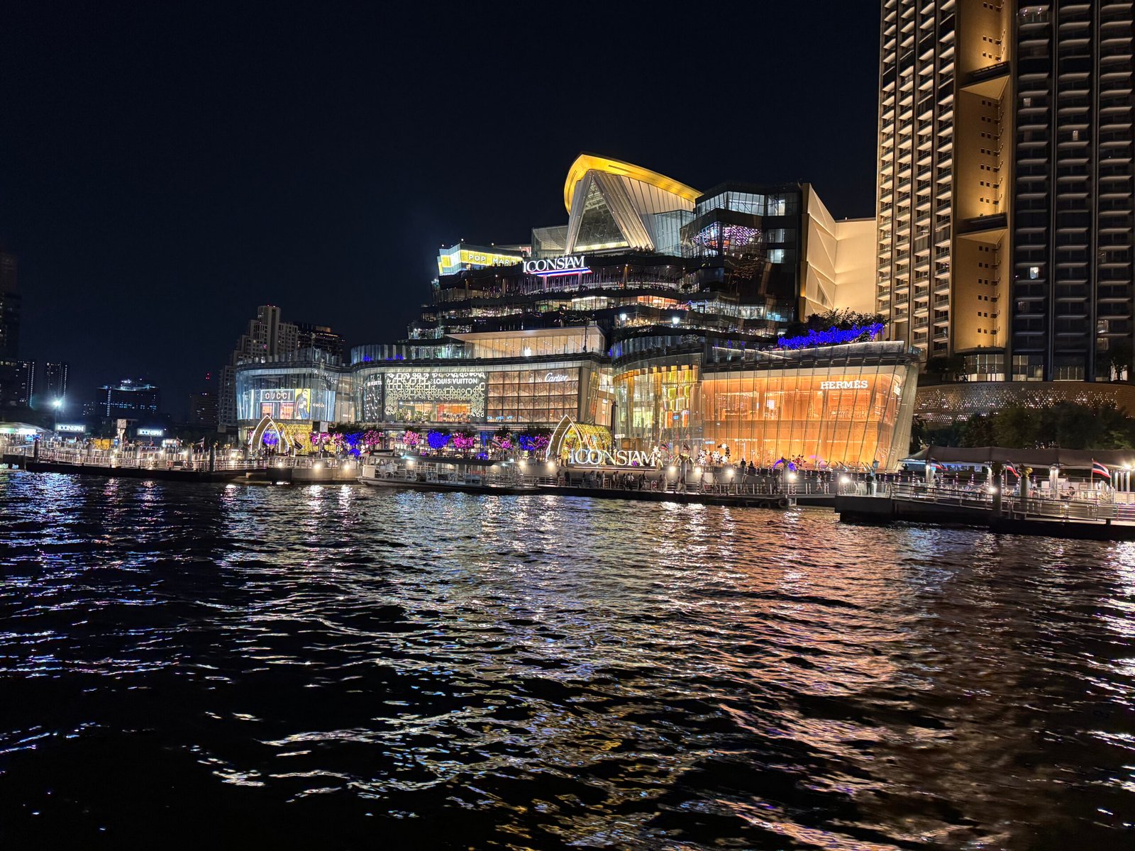 Lage shopping mall on the river Iconsiam