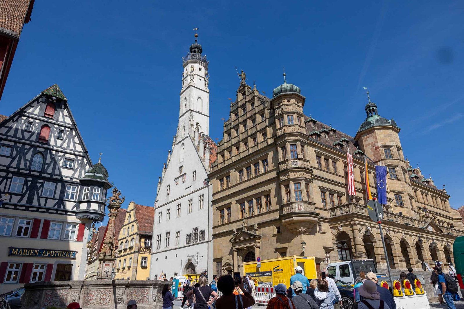 Picture of the 2 sides of Townhall (Gothic and Midieval as well as the tower